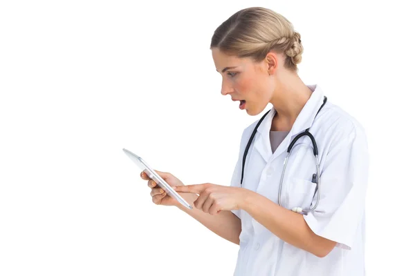 Vista lateral da enfermeira surpresa com tablet pc — Fotografia de Stock