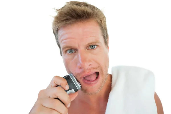 Bell'uomo che si depila la barba — Foto Stock