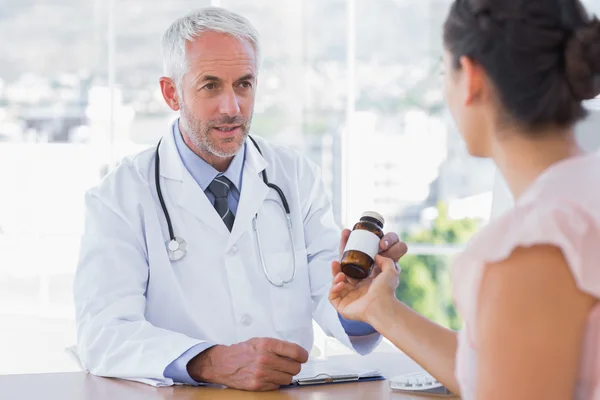 Paciente sosteniendo frasco de medicina —  Fotos de Stock