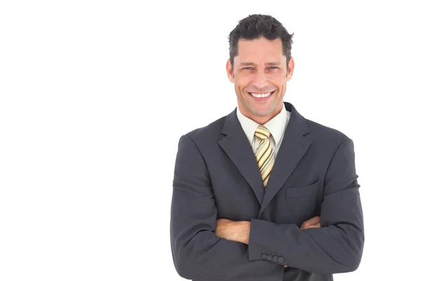 Empresário sorridente com braços cruzados — Fotografia de Stock