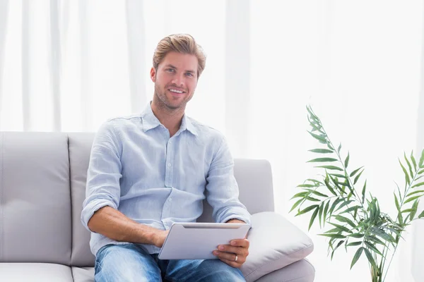 Hombre alegre usando una tableta PC — Foto de Stock