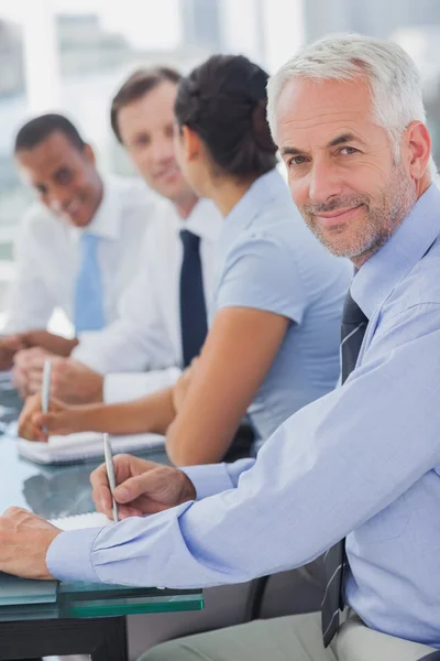 Fröhlicher Geschäftsmann posiert im Besprechungsraum — Stockfoto