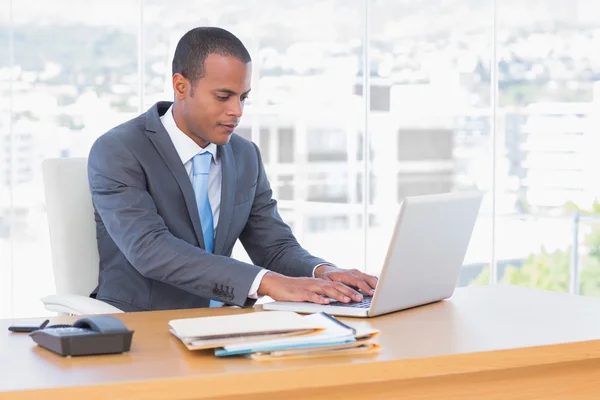 Schöner Geschäftsmann, der an seinem Laptop arbeitet — Stockfoto