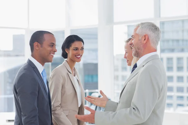 Feliz equipe de negócios conversando — Fotografia de Stock