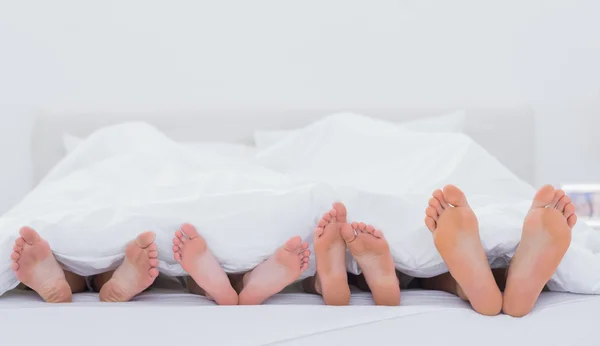 Família mostrando seus pés — Fotografia de Stock
