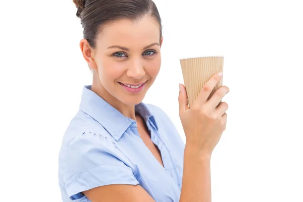 Femme d'affaires portant tasse de café — Photo