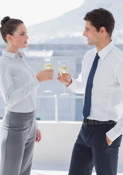 Zakelijke rammelende hun fluiten van champagne — Stockfoto