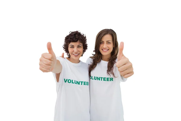 Dos voluntarios felices dando pulgares arriba — Foto de Stock