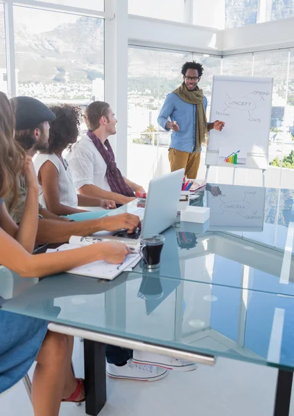 Creatieve ontwerpers luisteren een man bezig met een presentatie — Stockfoto