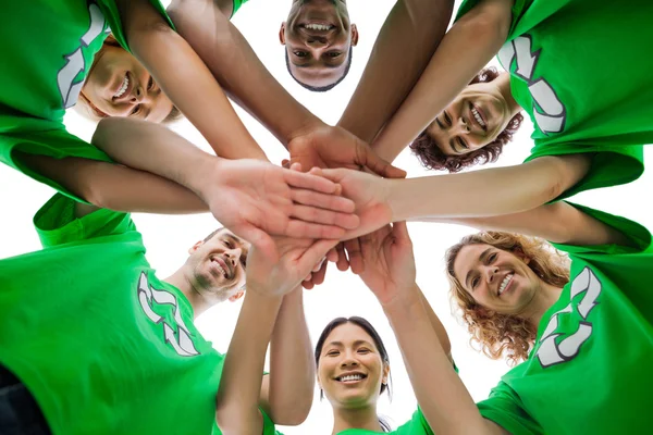 Lachende groep activisten stapelen zich op hun handen — Stockfoto