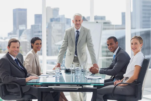 Equipo de trabajo alegre en la sala de reuniones — Foto de Stock