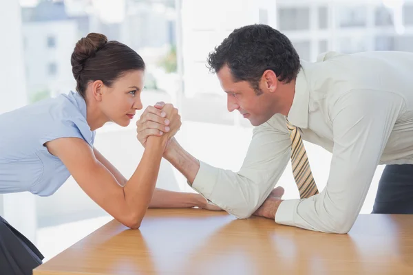 Zakelijke arm worstelen — Stockfoto