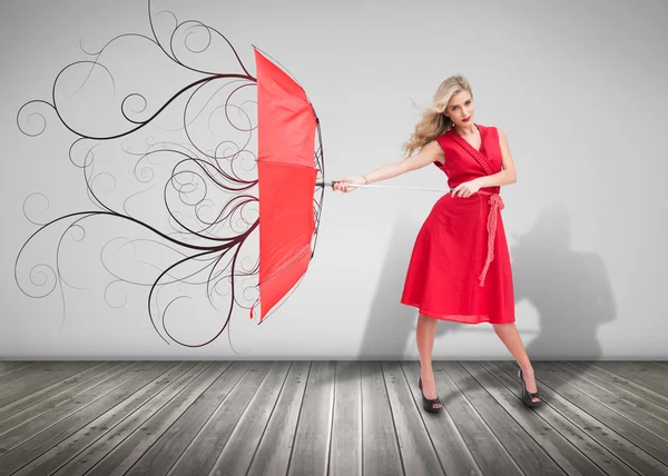 Szép nő, egy törött esernyő tartó — Stock Fotó
