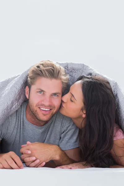 Frau küsst ihren Mann, während sie Hand in Hand sind — Stockfoto