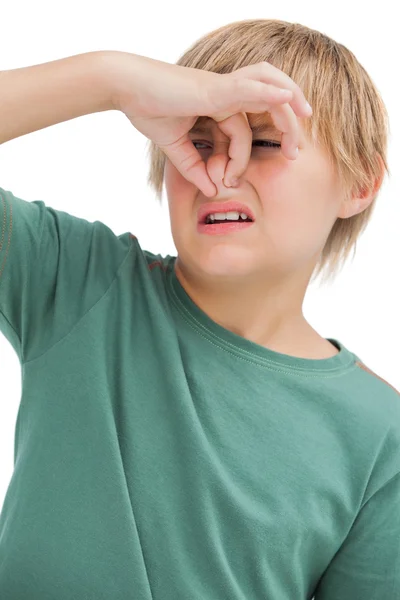 Мальчик щипает свой нос — стоковое фото
