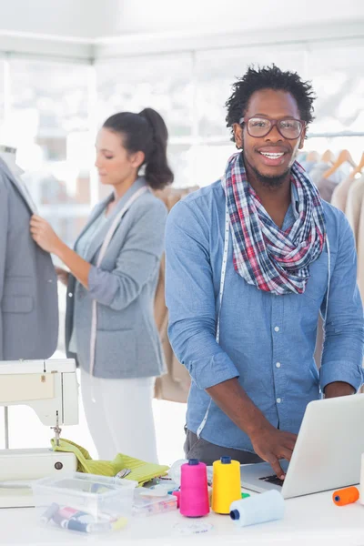 Créateur de mode souriant à la caméra — Photo