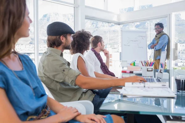 Kreative Designer sitzen in einem hellen Büro — Stockfoto