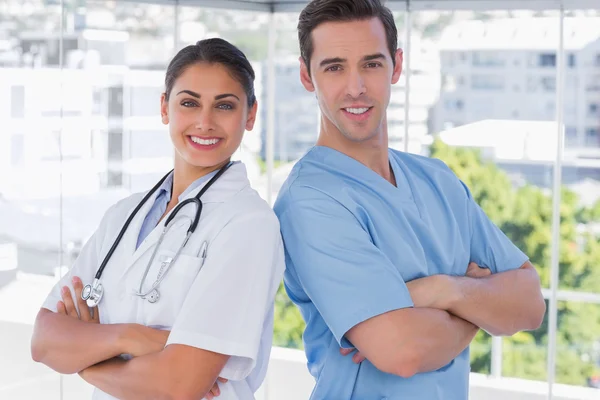 Medicinsk personal står med armarna korsade — Stockfoto