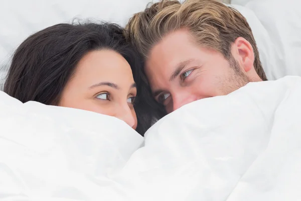 Couple sous la couette se regardant — Photo