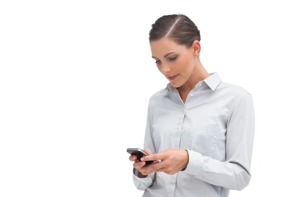 Affärskvinna skicka textmeddelande — Stockfoto