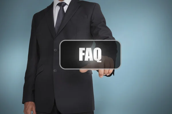 Empresario tocando la palabra faq — Foto de Stock