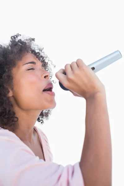 Bella donna che canta al karaoke — Foto Stock