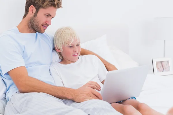 Padre e figlio utilizzando un computer portatile — Foto Stock