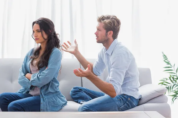 Frau schmollt, während ihr Partner mit ihr spricht — Stockfoto