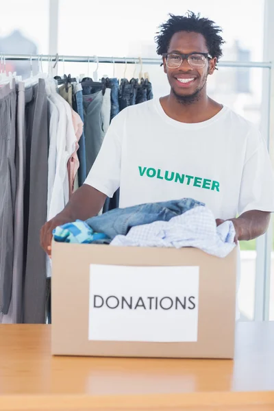 Knappe man met een donatie box — Stockfoto