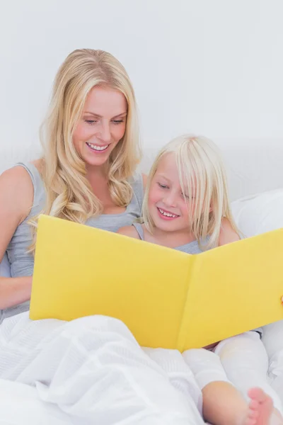 Matka czytaniu opowieść córki ładny — Zdjęcie stockowe