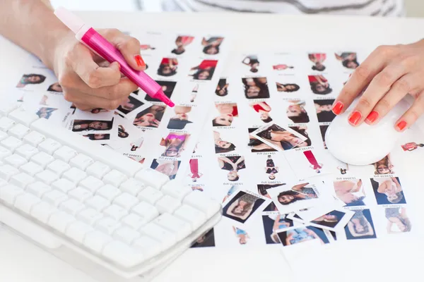 Vrouwelijke fotoredacteur werkt op een contact blad — Stockfoto