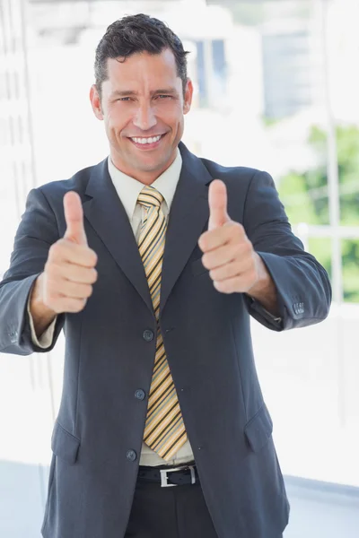 Glad affärsman med tummen upp — Stockfoto