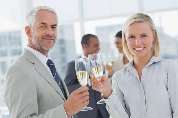 Zakelijke team vieren met de champagne en camera te kijken — Stockfoto