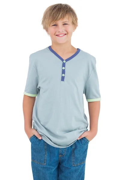 Uśmiechający się młody chłopak z niebieską koszulę — Zdjęcie stockowe