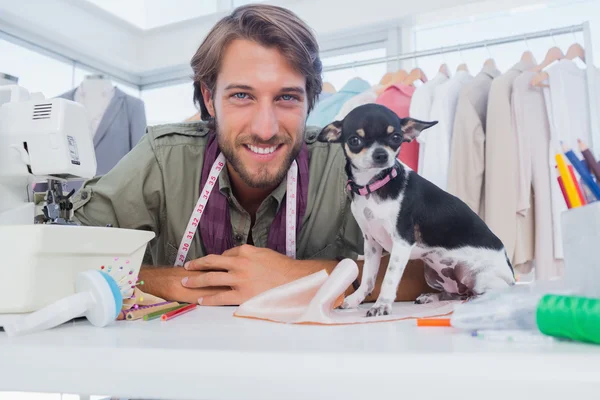 Modeschöpfer blickt mit seinem Chihuahua in die Kamera — Stockfoto
