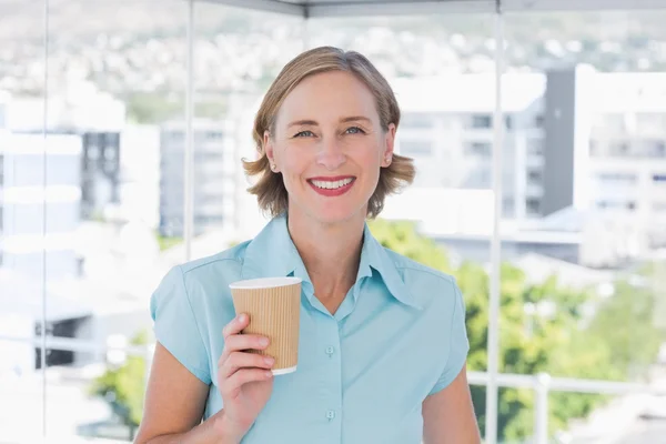 Empresária segurando copo de café descartável — Fotografia de Stock