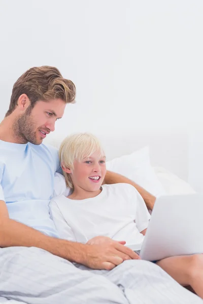 Father and his son using a laptop — Stock Photo, Image