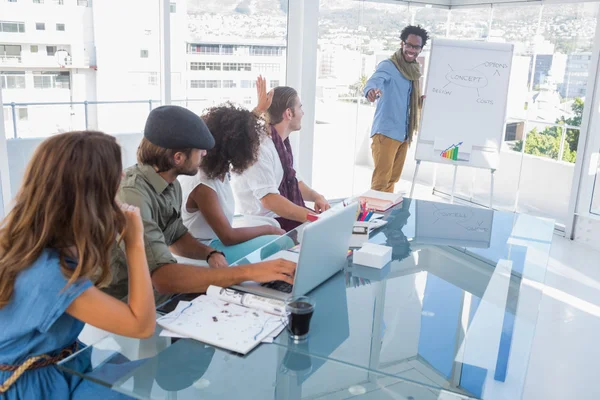 Joven diseñador que presenta un diagrama de flujo durante una reunión — Foto de Stock