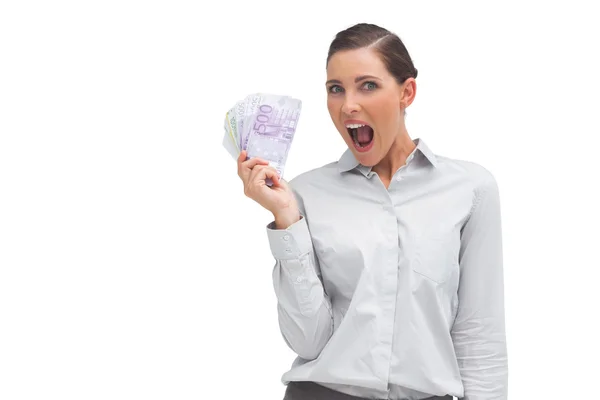 Веселая деловая женщина, показывающая много денег — стоковое фото