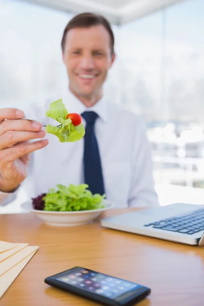 Businessman eating a salad — Zdjęcie stockowe