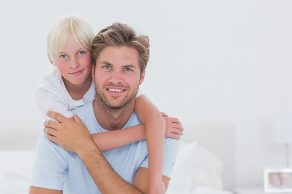 Retrato de um belo pai com filho — Fotografia de Stock