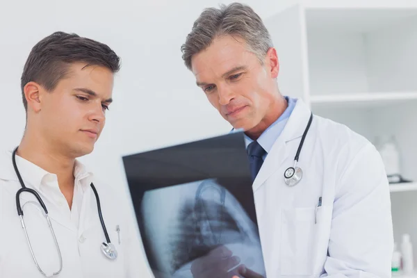 Dois médicos analisando um raio-x — Fotografia de Stock