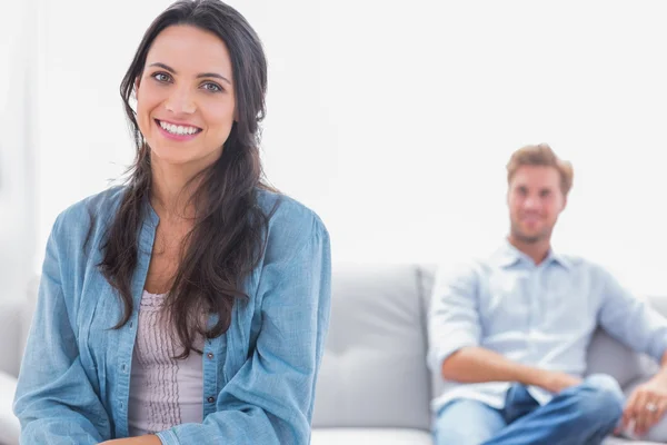 Retrato de una mujer atractiva posando — Foto de Stock