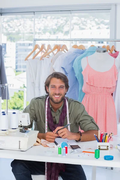 Attraktiva modedesigner leende — Stockfoto