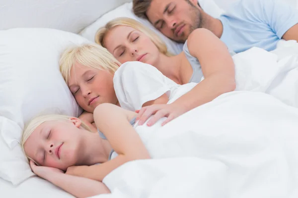 Çocukları ile uyuyan güzel Çift — Stok fotoğraf