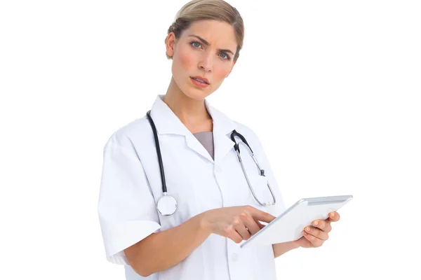 Genervte Krankenschwester mit Tablet-PC — Stockfoto