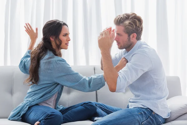 Verärgerte Frau will ihren Partner schlagen — Stockfoto