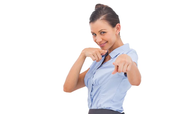 Mujer de negocios sonriente señalando algo con los dedos —  Fotos de Stock