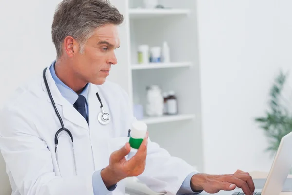 Serious doctor holding pills — Stock Photo, Image