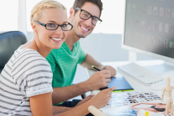 Attraktive Fotoredakteure arbeiten zusammen — Stockfoto